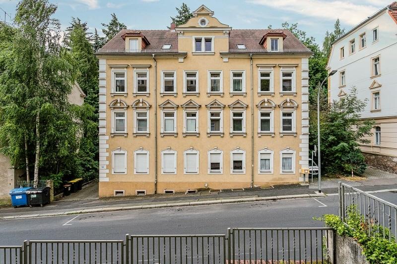 Straßenansicht mit Parkfläche