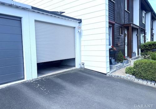 Zugehörige Garage mit elektrischem Sektionaltor