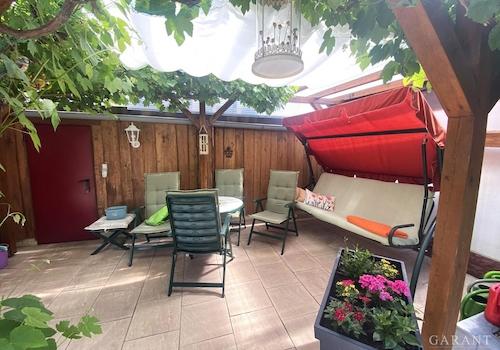 Blick auf den überdachten Terrassenbereich