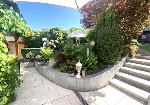 Blick auf das Gartenbeet mit dahinter liegendem Go