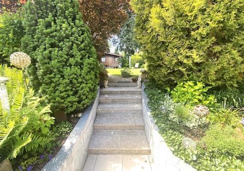 Blick auf den Zugang zum oberen Garten
