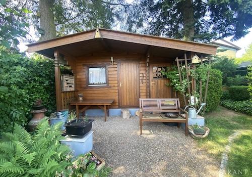 Blick auf das Gartenholzhaus