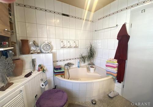 Blick auf die Eckbadewanne im Bad