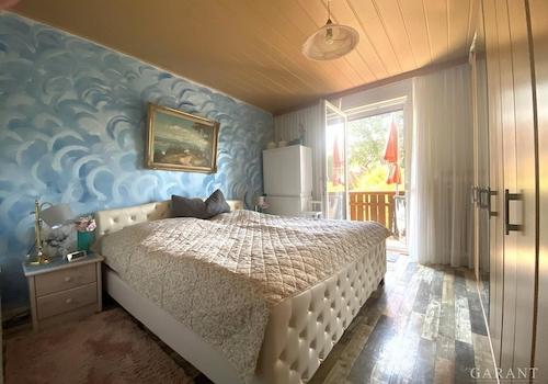 Blick ins Schlafzimmer mit Balkon