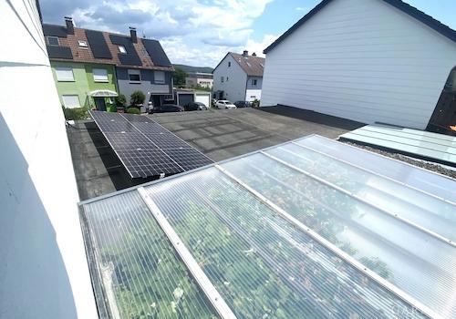 Blick auf die Photovoltaikanlage auf dem Garagenda