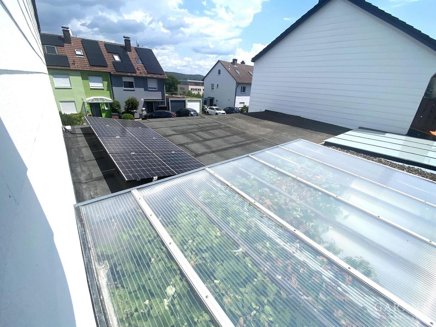 Blick auf die Photovoltaikanlage auf dem Garagenda