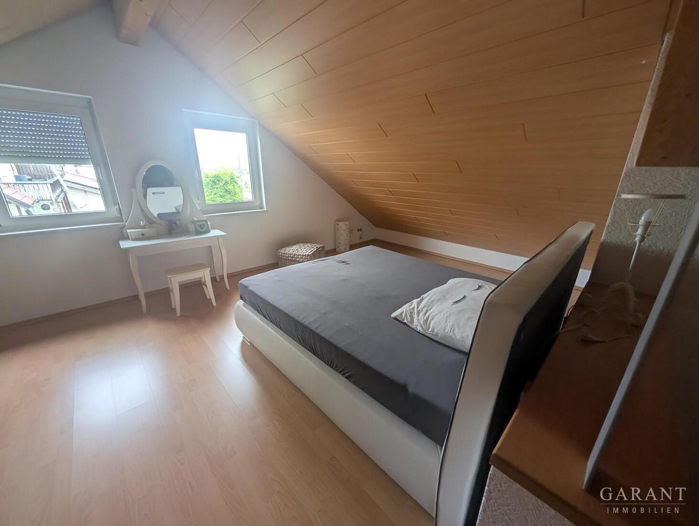 1. OG Schlafzimmer 3 B1