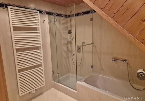 OG: Bad mit Wanne und Dusche