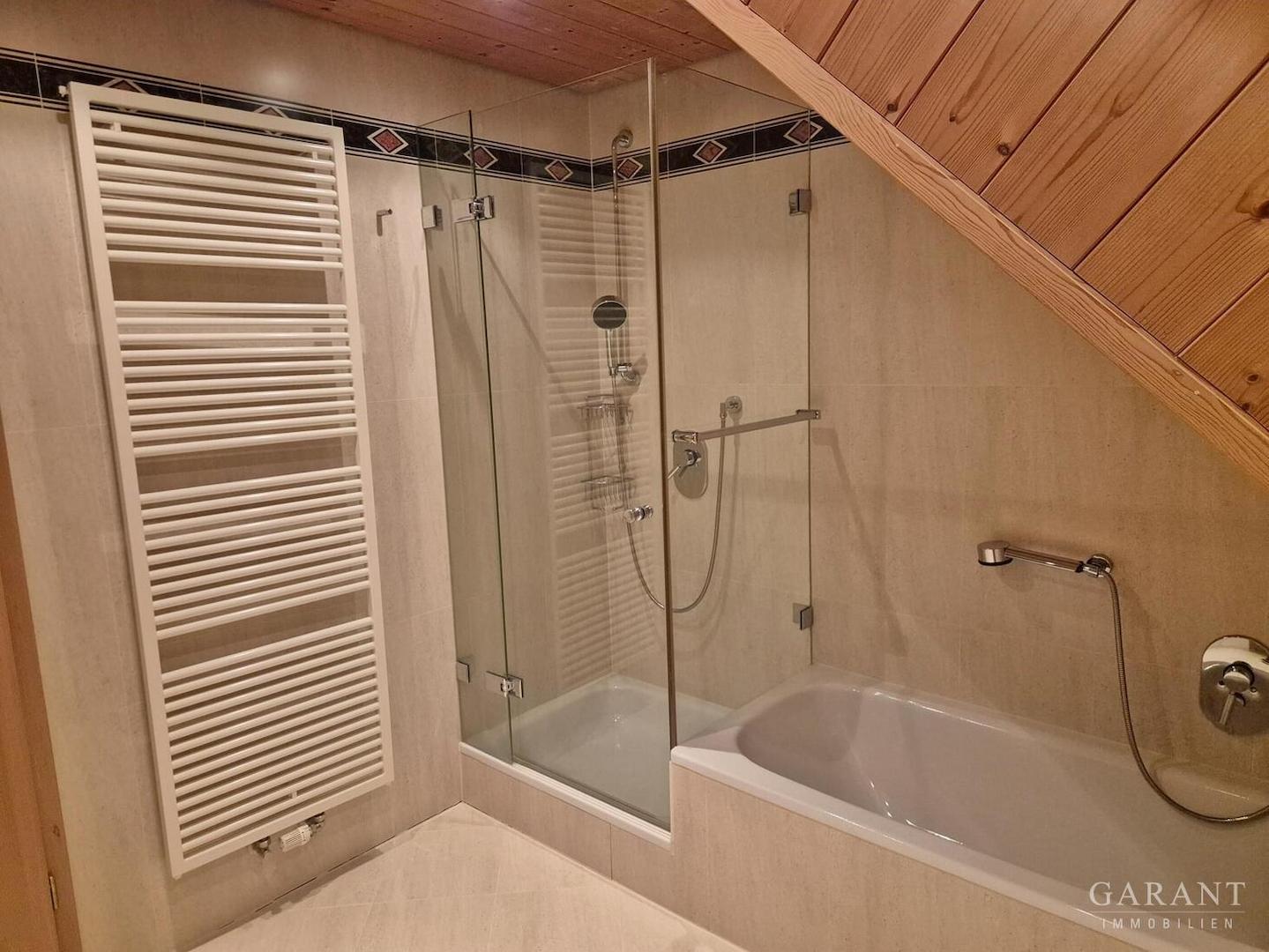 OG: Bad mit Wanne und Dusche