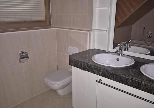 OG: WC und Doppelwaschbecken