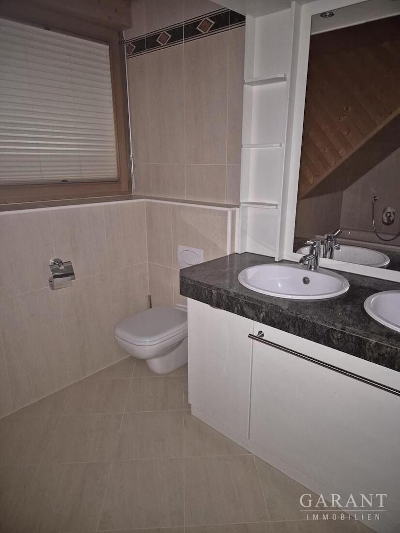 OG: WC und Doppelwaschbecken