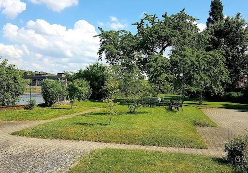 Gartenanlage direkt am Neckar