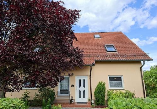 Straßenseite mit Vorgarten
