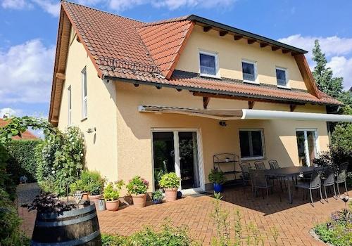 Gartenseite mit Terrasse