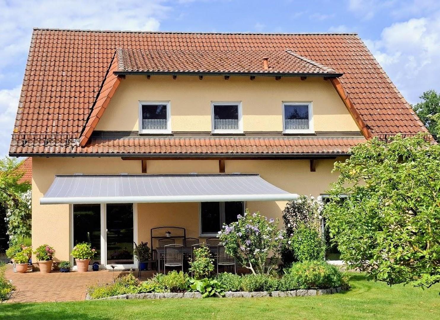 Gartenseite mit Terrasse