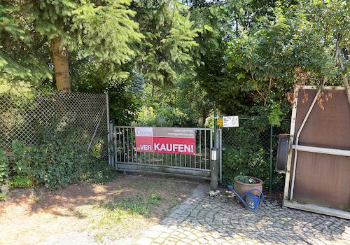 Blick von der Zuwegung auf den Eingang 