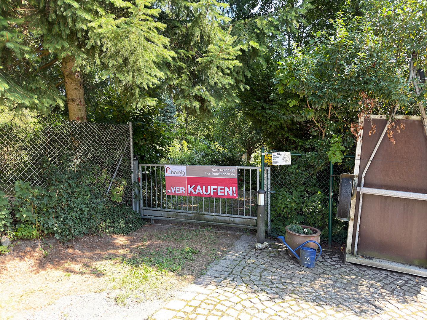 Blick von der Zuwegung auf den Eingang 