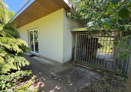 Bungalow mit Zwinger