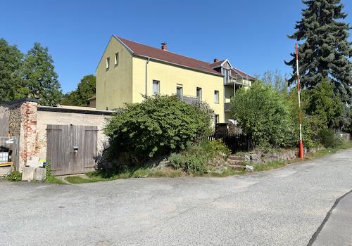 Blick von der Straße auf Haus und Garage