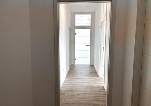 Flur mit Design Glastüren