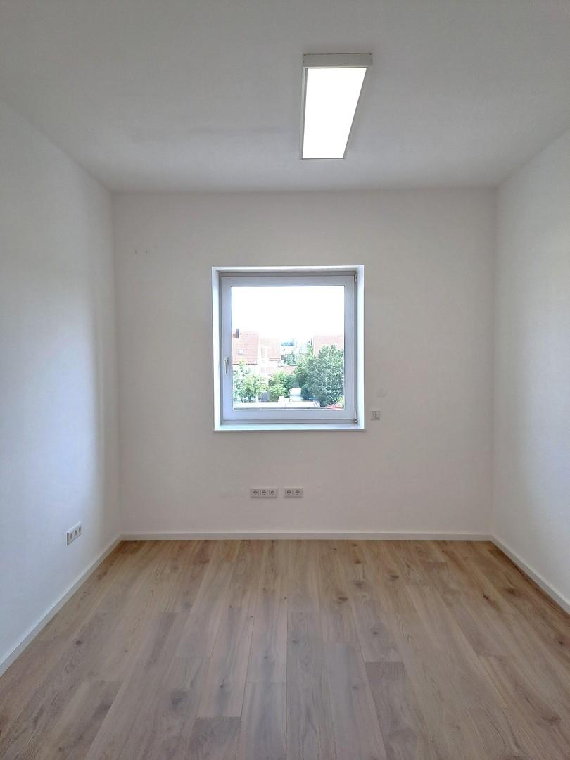 Einzelbüro hell, Raumhöhe 2,8m
