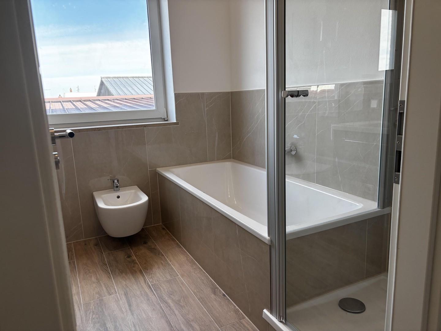 Vollbad mit Badewanne + Dusche