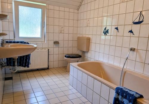 Bad vorne mit Dusche u. Badewanne