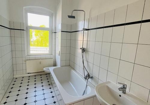 Badezimmer mit Fenster