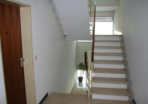 Treppenhaus mit Aufzug