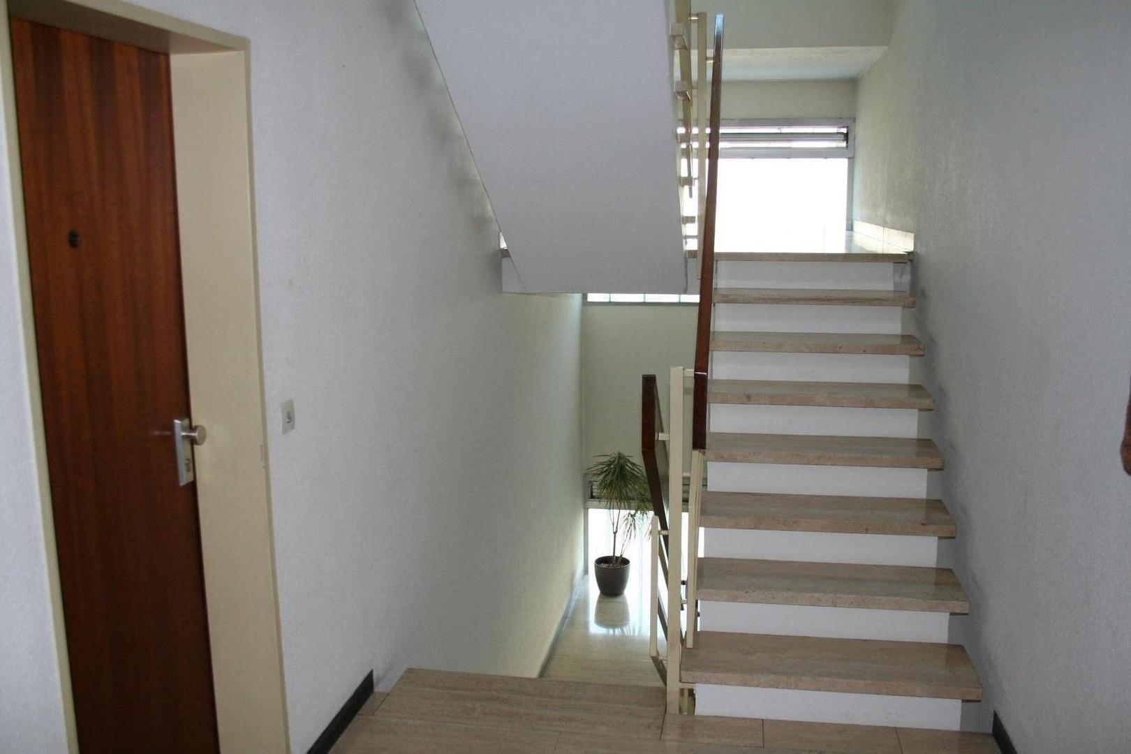 Treppenhaus mit Aufzug