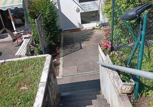 Weg vom Garten zur Terrasse
