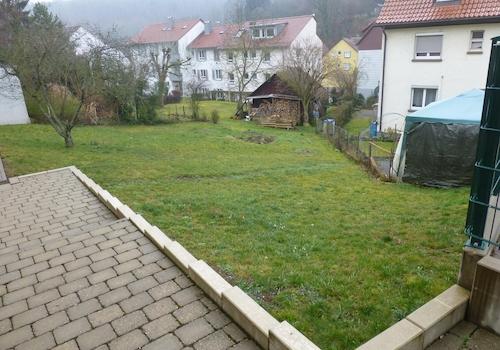 Garten und Autostellplatz