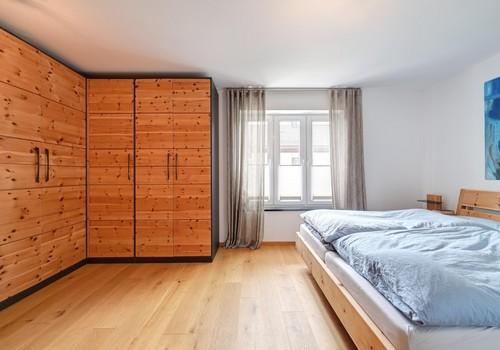 Geräumiges Elternschlafzimmer