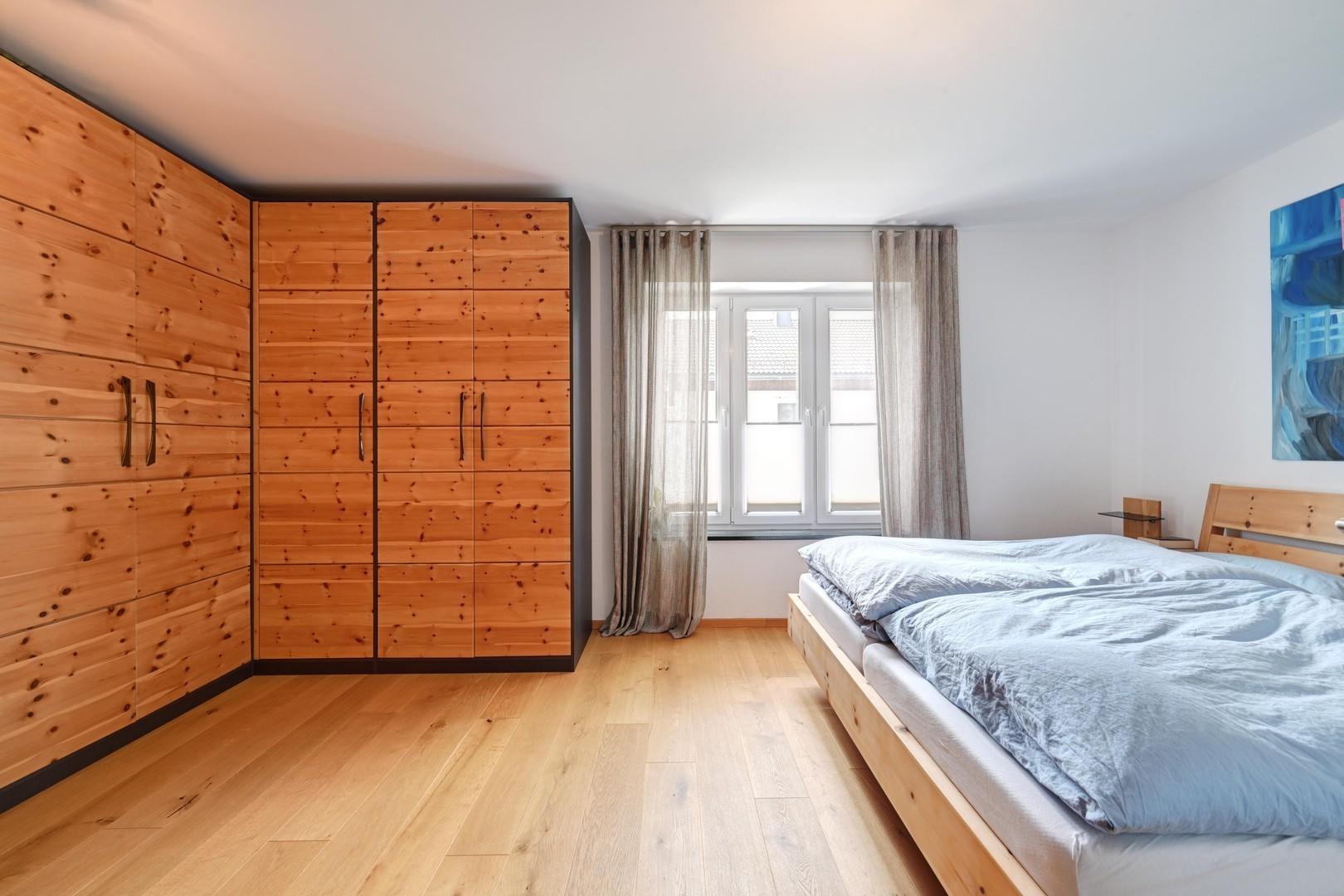 Geräumiges Elternschlafzimmer