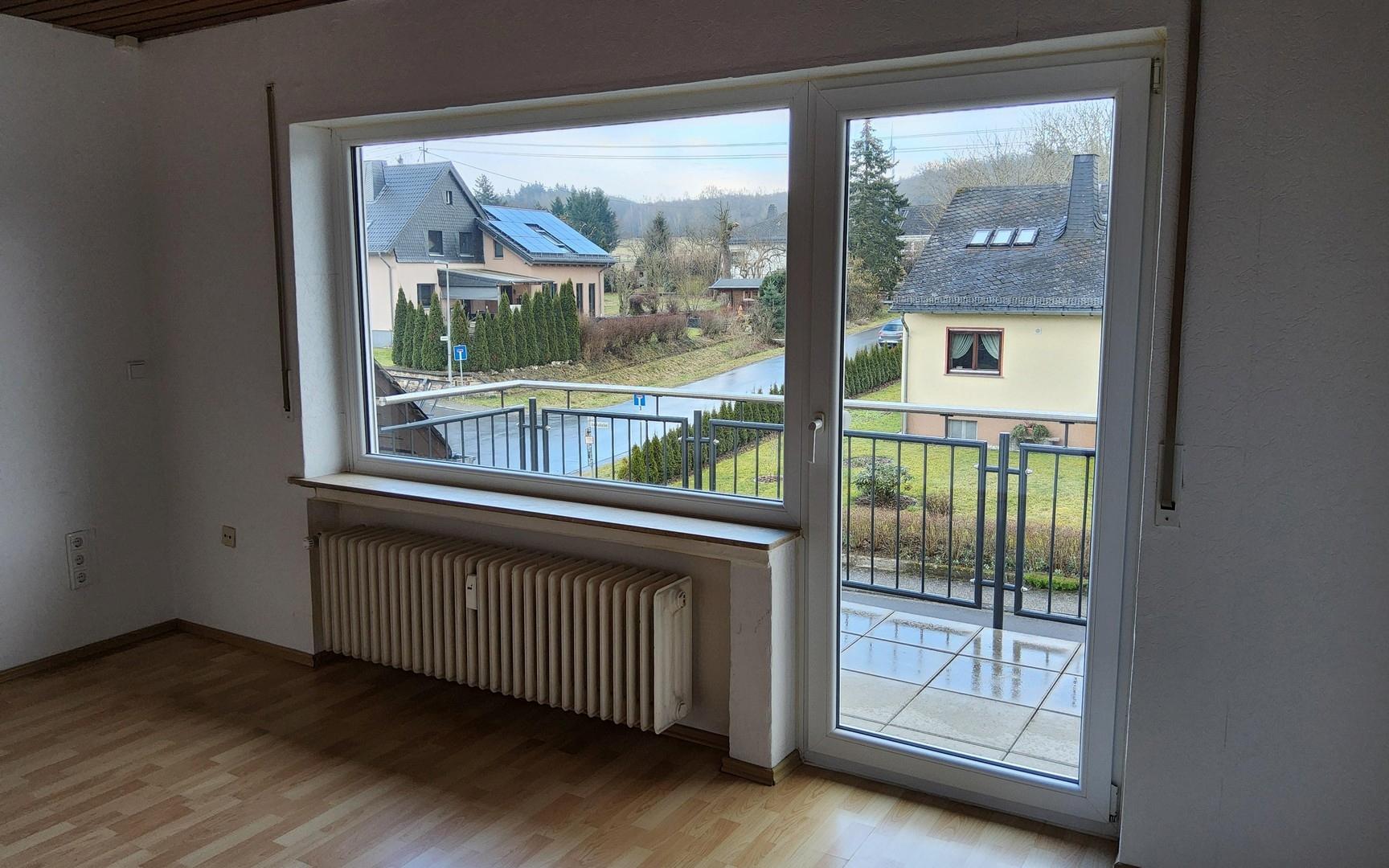 Wohnzimmer mit Balkon