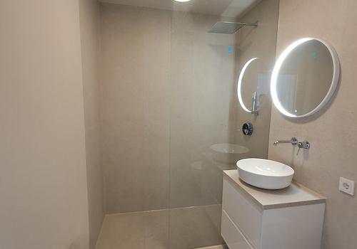 elegantes neues Duschbad