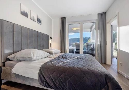 Schlafzimmer mit Fensterblick