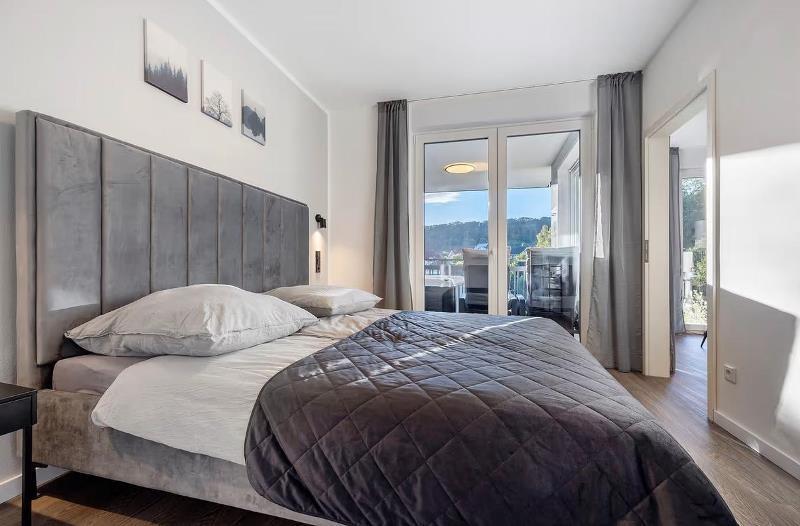 Schlafzimmer mit Fensterblick