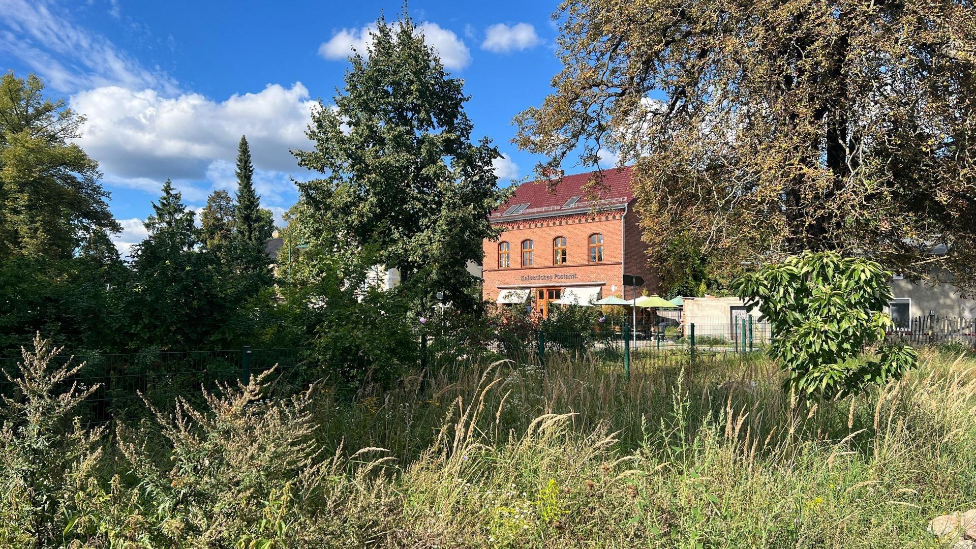 Blick nach gegenüber zum Cafè