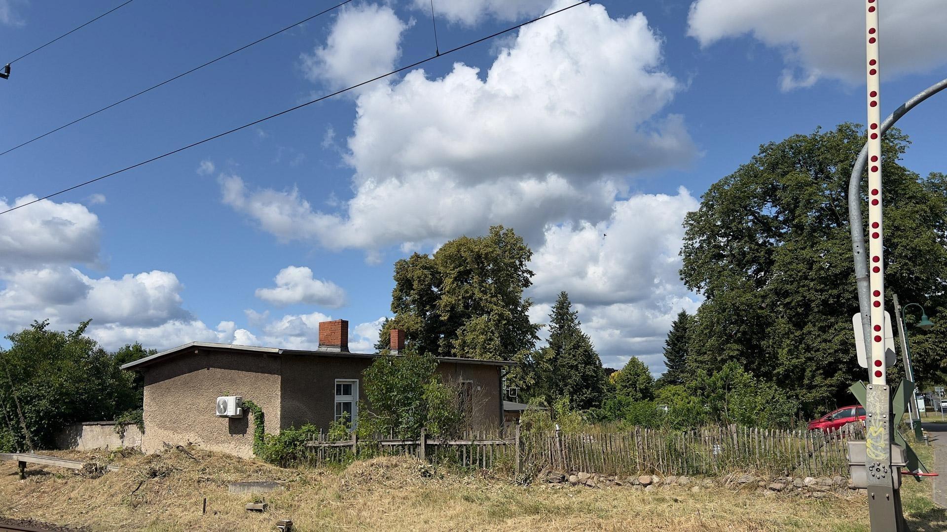 Blick von der Bahnseite her