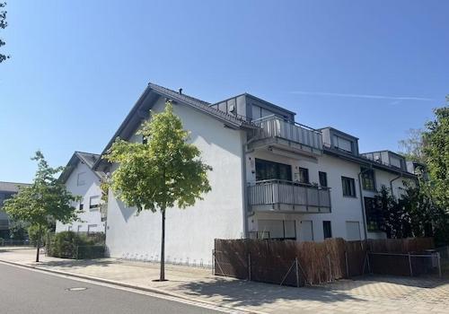 Außen und Parkplatz 1