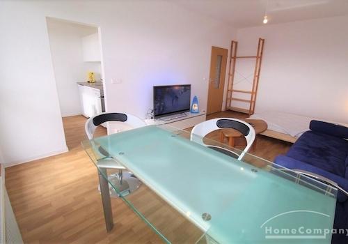 Wohnzimmer mit Schlafcouch + TV