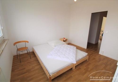 Großes Schlafzimmer mit Doppelbett, Schrank + Schreibtisch