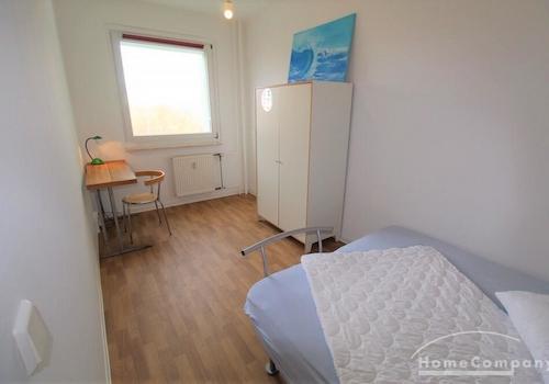 Kleines Schlafzimmer mit Schlafcouch, Schrank + Schreibtisch