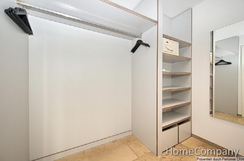 Begehbarer Kleiderschrank
