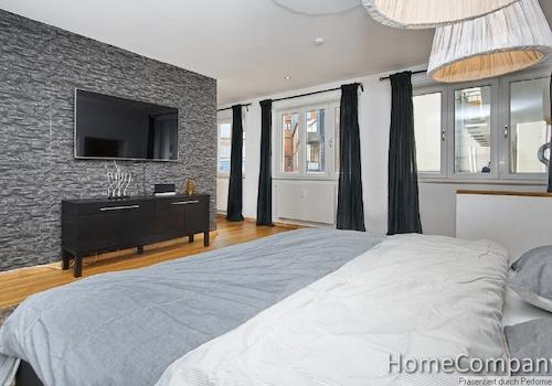 Schlafzimmer 1
