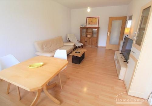 Großes Wohnzimmer mit Couch + TV