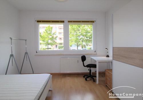Schlafzimmer 1 mit Doppelbett, Schrank und Schreibtisch