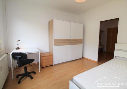Schlafzimmer 1 mit Doppelbett, Schrank und Schreibtisch