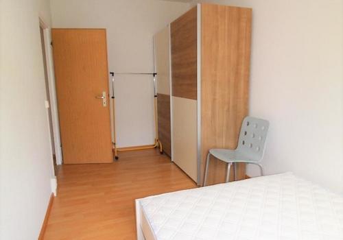 Schlafzimmer 2 mit Doppelbett + Schrank